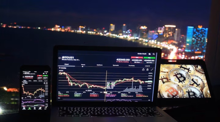 Krypto Ermittler bei professioneller Blockchain Analyse und Krypto Forensik